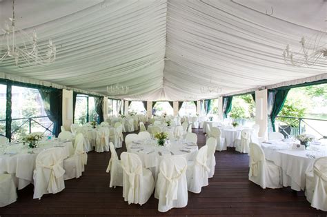 Interno della sala banchetti del Castello Vicchiomaggio addobbata per un matrimonio