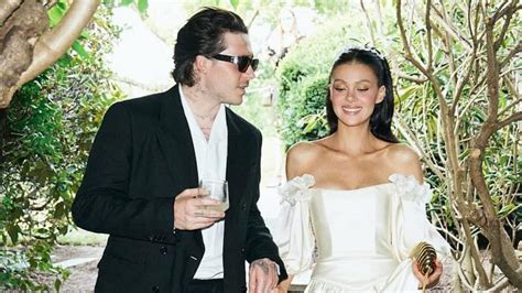 Brooklyn Beckham e Nicola Peltz in abiti da sposa