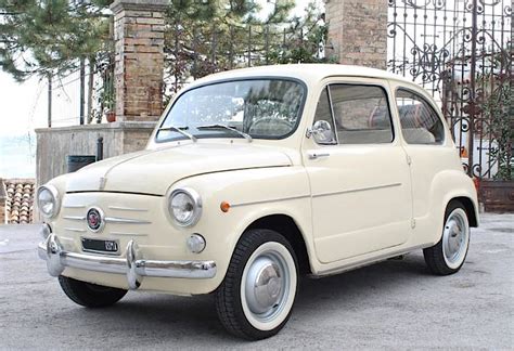 Famiglia italiana anni '60 con Fiat 600