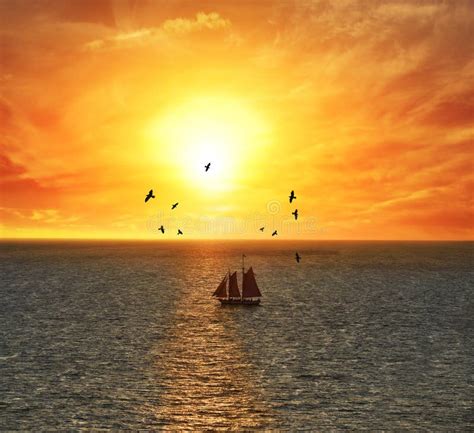 Barca a vela al tramonto in Liguria