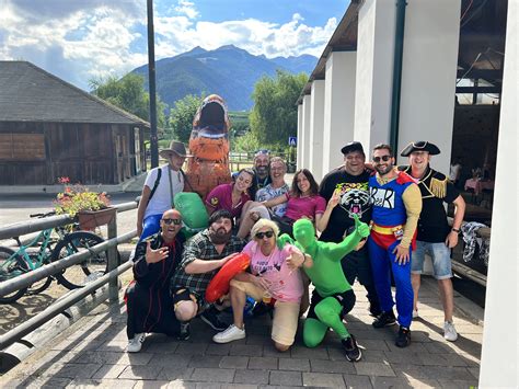 Gruppo di amici che festeggia un addio al celibato con un'attività avventurosa