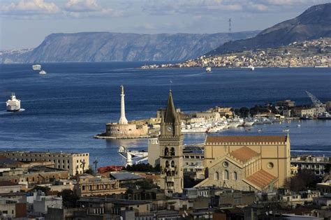 Panorama di Messina con il suo stretto