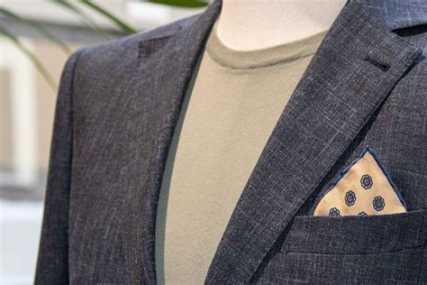 Uomo con abito elegante e fazzoletto da taschino