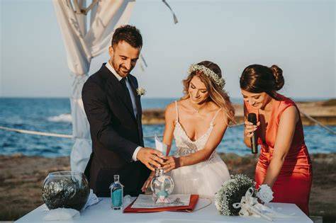 Coppia che scambia voti durante un matrimonio simbolico all'aperto