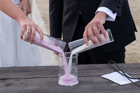 Esecuzione del rito della sabbia durante un matrimonio
