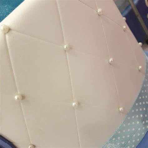 Dettagli torta nuziale effetto trapuntato con perline