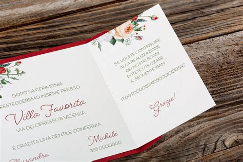 Illustrazione di una partecipazione di matrimonio e battesimo combinata con elementi grafici che richiamano entrambi gli eventi.