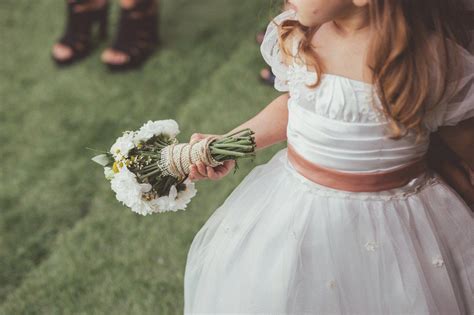 Composizione di fiori rosa per damigella bambina