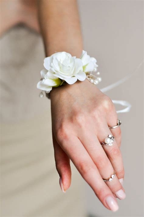 Corsage floreale da polso per damigella