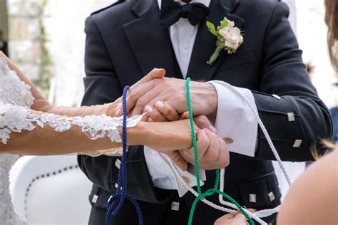 Rito dell'handfasting con nastri