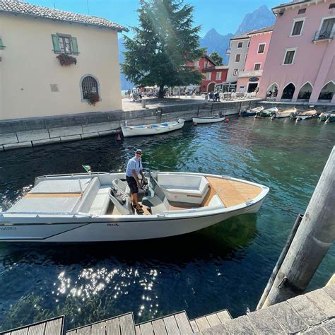 Motoscafo privato sul Lago di Garda con vista su Sirmione