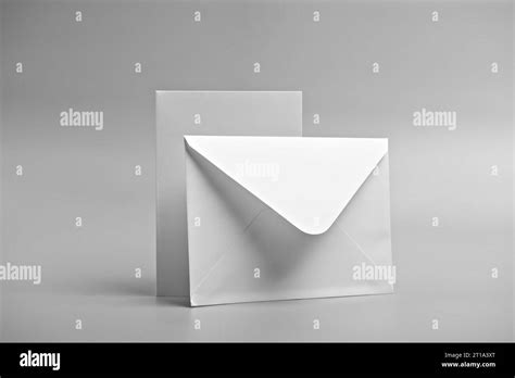 Una busta bianca elegante con un biglietto di auguri