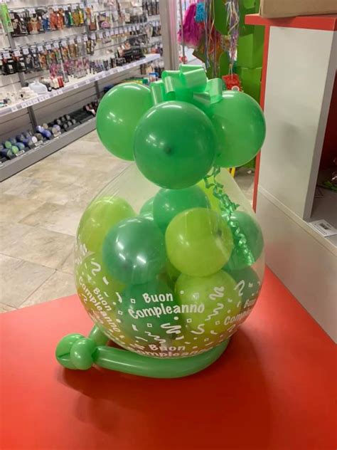Palloncini colorati con banconote all'interno
