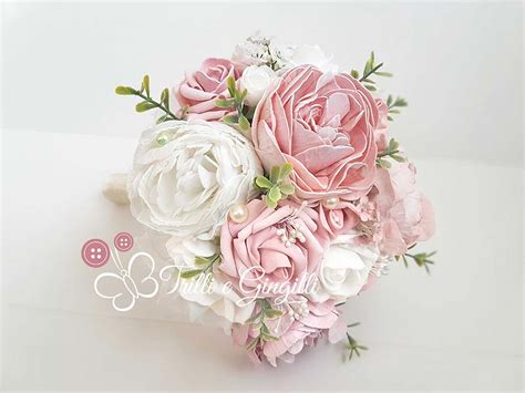 Composizione di peonie bianche e rosa cipria