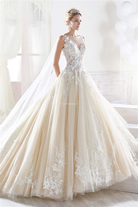 Immagine di una sposa e uno sposo in abiti da matrimonio
