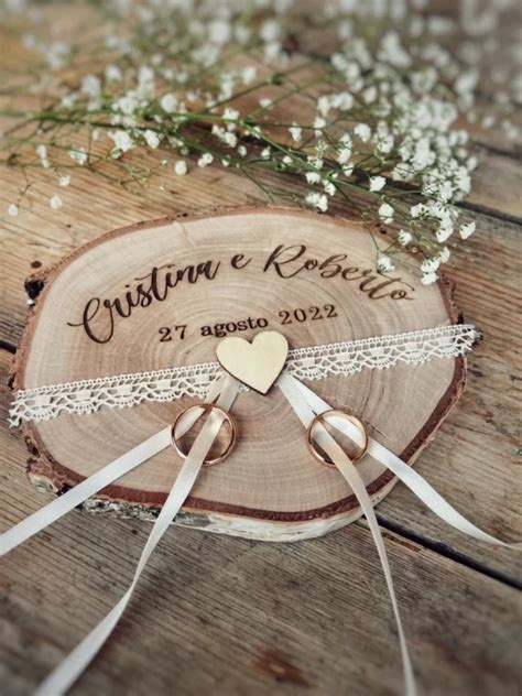 Scritta in legno per matrimonio con cuori e fedi