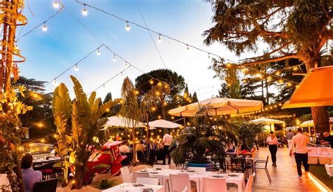Aperitivo boho chic con fiori e succhi freschi