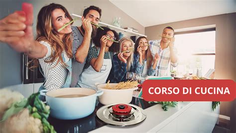 Ragazze che fanno un corso di cucina