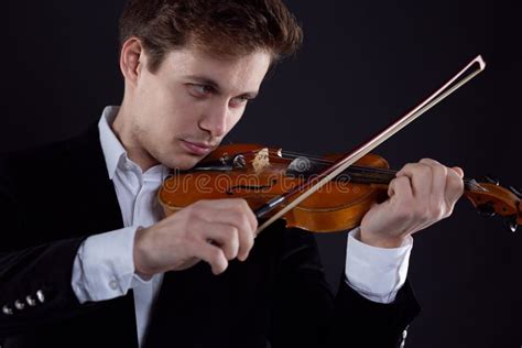 Violinista che suona musica classica