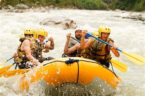 Gruppo di amici che fa rafting