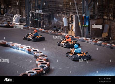 Ragazzi che fanno go-kart