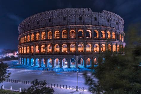 Colosseo di Roma illuminato di notte
