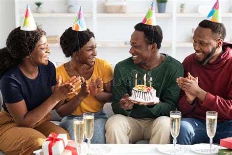 Gruppo di amici che festeggia