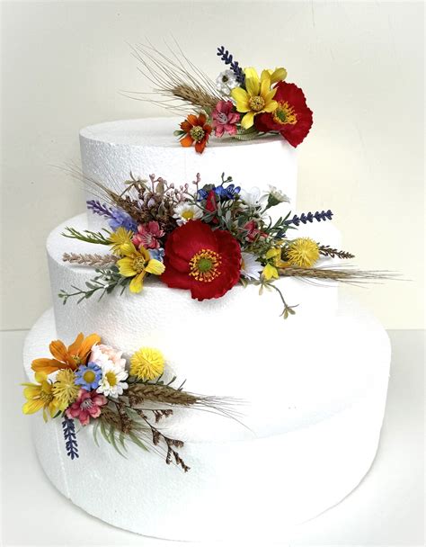 Torta nuziale con decorazioni floreali