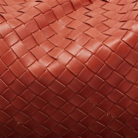 Dettaglio intrecciato su pochette in pelle