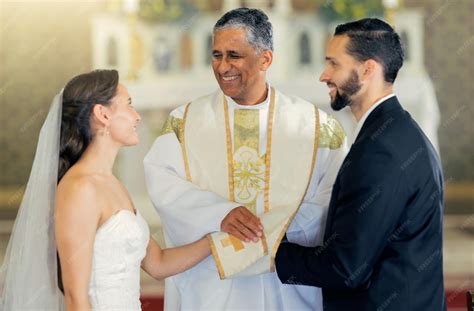 Famiglia che dialoga con un sacerdote