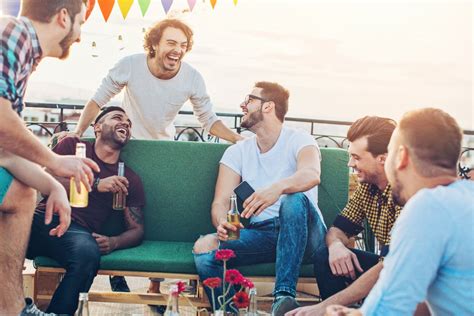Gruppo di amici che festeggiano un addio al celibato