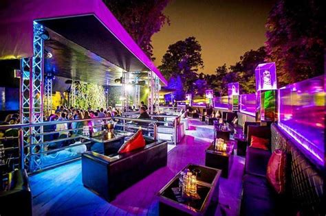 Giardino esterno Just Cavalli Milano illuminato di sera