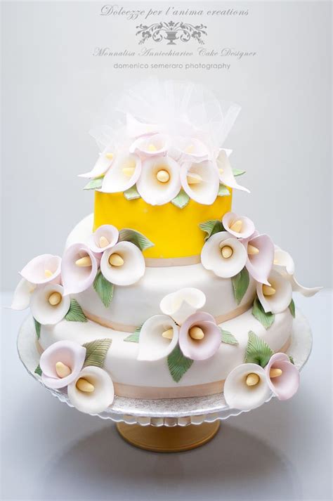 decorazioni torta nuziale con dettagli gialli