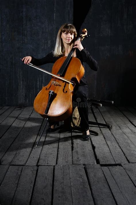 Violoncellista che suona a un matrimonio