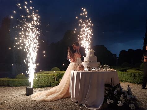 torta nuziale decorata con fontane luminose