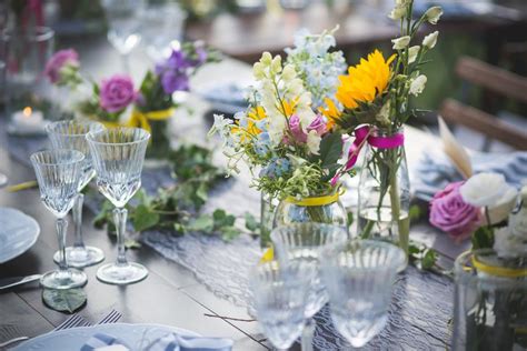 Centrotavola con fiori di campo e candelabri in argento