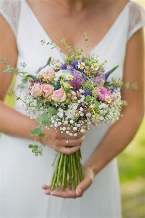 Bouquet da sposa con fiori di campo