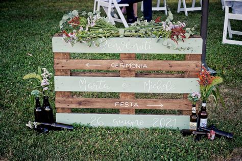 Decorazioni per matrimonio con pallet e legno grezzo