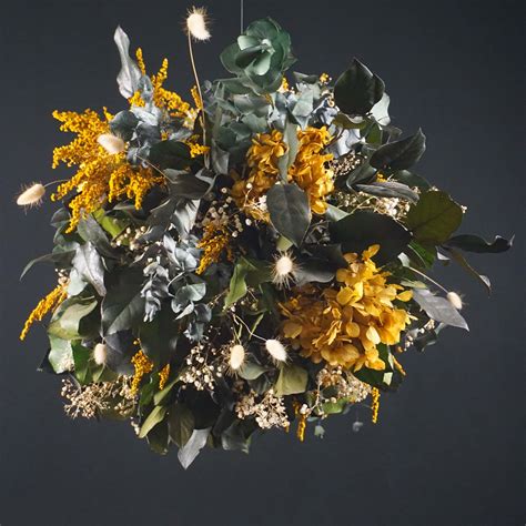 Decorazioni floreali sospese con fiori stabilizzati