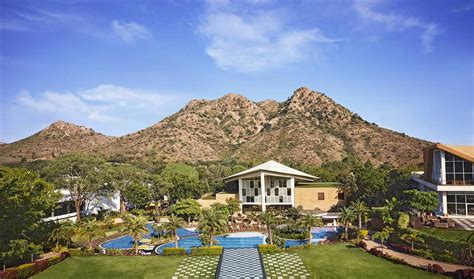 Vista panoramica del Taj Aravali Resort & Spa con le colline degli Aravali sullo sfondo