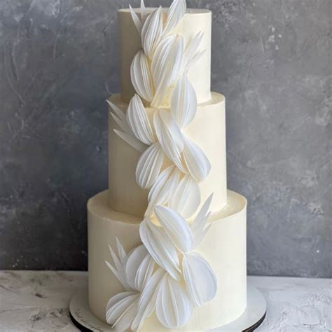Torta nuziale bianca con decorazioni viola