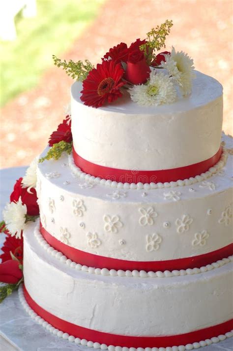 Torta nuziale bianca con fiori rossi