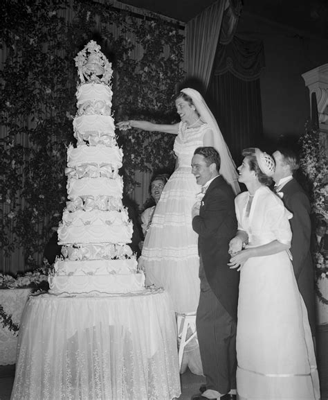 coppia che taglia la torta nuziale