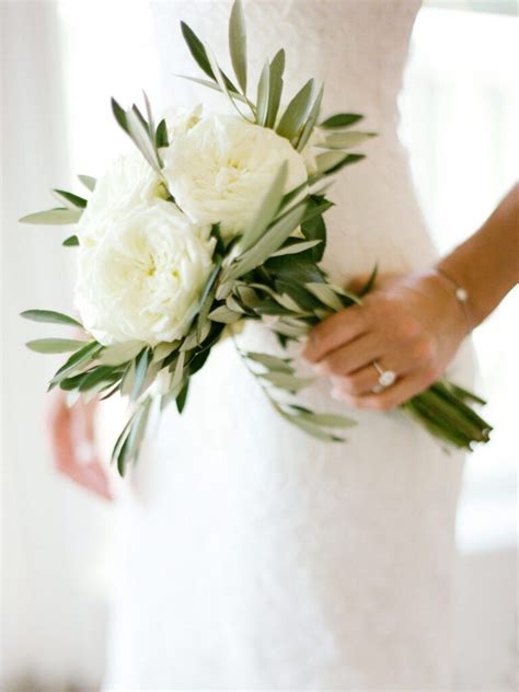 Bouquet matrimonio tema ulivo con rose e foglie