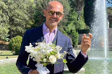 Enzo Miccio in un elegante abito