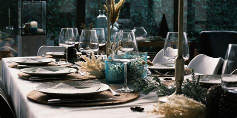Immagine di una tavola elegantemente apparecchiata per una cena conviviale
