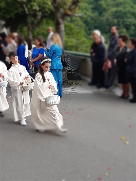 Bambini che spargono petali