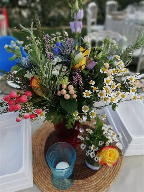 Fiori di campo in un matrimonio all'aperto