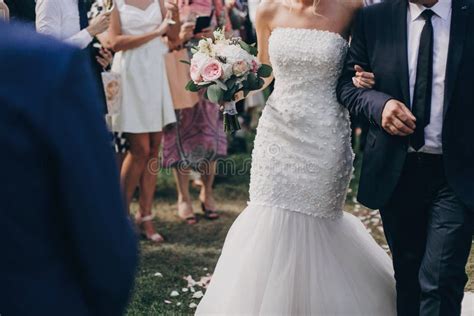 Sposa che cammina lungo la navata