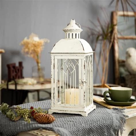 Elementi decorativi in stile shabby chic: lanterne, brocche e tazze vintage